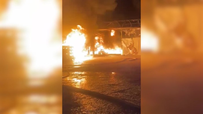 A fuoco un capannone a Napoli, vigili del fuoco in azione