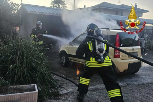Principio di incendio ad un'auto, i Vigili del Fuoco evitano il peggio Principio di incendio ad un'auto, i Vigili del Fuoco evitano il peggio