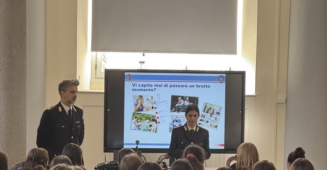 “Una Vita da Social – Action Week”: la Polizia Postale di Vercelli nelle scuole per prevenire bullismo e cyberbullismo