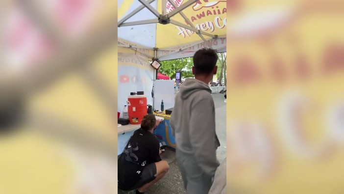 Sparatoria a Seattle, la diretta video del venditore di dolci e la folla in fuga Sparatoria a Seattle, la diretta video del venditore di dolci e la folla in fuga