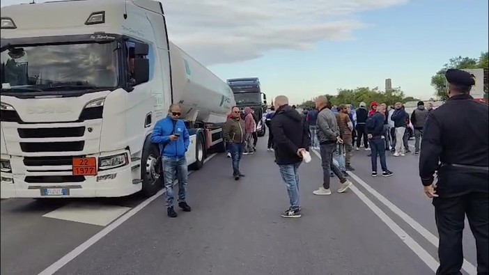 Ex Ilva Taranto, gli operai continuano a bloccare le strade: le immagini della lunga coda sulla statale Ex Ilva Taranto, gli operai continuano a bloccare le strade: le immagini della lunga coda sulla statale