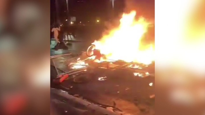 Da Milano a Bologna, i video degli scontri di piazza e degli assalti ai negozi Da Milano a Bologna, i video degli scontri di piazza e degli assalti ai negozi