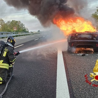 Auto in fiamme sull’A4, arrivano Vigili del Fuoco e Polizia Stradale