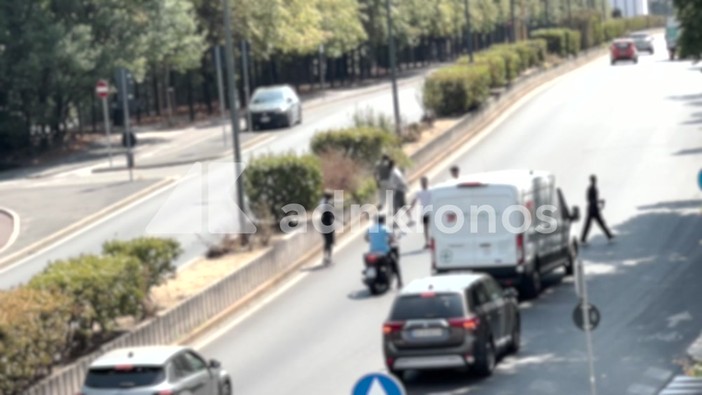 Rissa con spranghe e bottiglie in centro a Milano, caos tra le auto Rissa con spranghe e bottiglie in centro a Milano, caos tra le auto