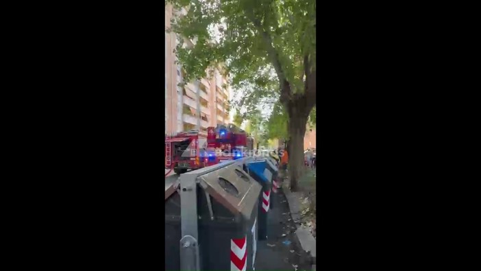 Paura a Roma, incendio in un palazzo: fiamme in appartamento