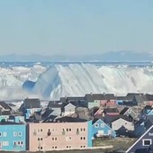 Grosso iceberg si spezza e si capovolge davanti alle coste della Groenlandia Grosso iceberg si spezza e si capovolge davanti alle coste della Groenlandia