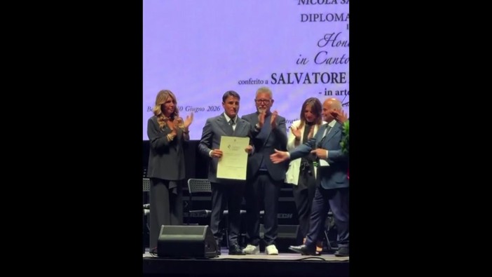 Sal Da Vinci in lacrime, la dedica nel ricevere il Diploma honoris causa Sal Da Vinci in lacrime, la dedica nel ricevere il Diploma honoris causa