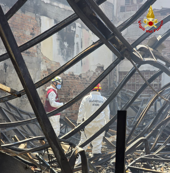 Casale Monferrato, incendio videoteca: sul posto anche i Vigili del Fuoco di Biella Casale Monferrato, incendio videoteca: sul posto anche i Vigili del Fuoco di Biella
