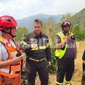 Valsessera, incendio all'Alpe Noveis: impegnati 40 operatori, aerei e mezzi a terra Valsessera, incendio all'Alpe Noveis: impegnati 40 operatori, aerei e mezzi a terra