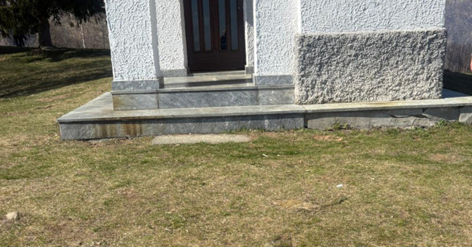 Vandali in alta Valsessera, distrutti i cartelli informativi della chiesetta alpina dell’Alpe Noveis per accendere un braciere (foto di ANA Valsesiana) Vandali in alta Valsessera, distrutti i cartelli informativi della chiesetta alpina dell’Alpe Noveis per accendere un braciere (foto di ANA Valsesiana)