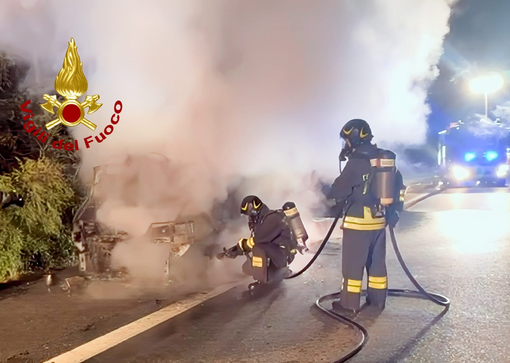 Incendio di un furgone sull'A5, arrivano i Vigili del Fuoco Incendio di un furgone sull'A5, arrivano i Vigili del Fuoco