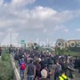 Cortei a Milano, migliaia di manifestanti invadono la tangenziale Cortei a Milano, migliaia di manifestanti invadono la tangenziale