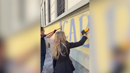 Milano, Salvini e Sardone cancellano scritte contro forze dell'ordine sul muro di una scuola Milano, Salvini e Sardone cancellano scritte contro forze dell'ordine sul muro di una scuola