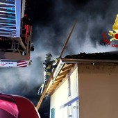 Incendio di un tetto nel vicino Vercellese, i Vigili del Fuoco evitano il peggio