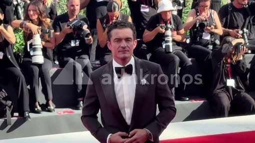 Venezia 83, Orlando Bloom infiamma il red carpet per 'Bucking Fastard'
