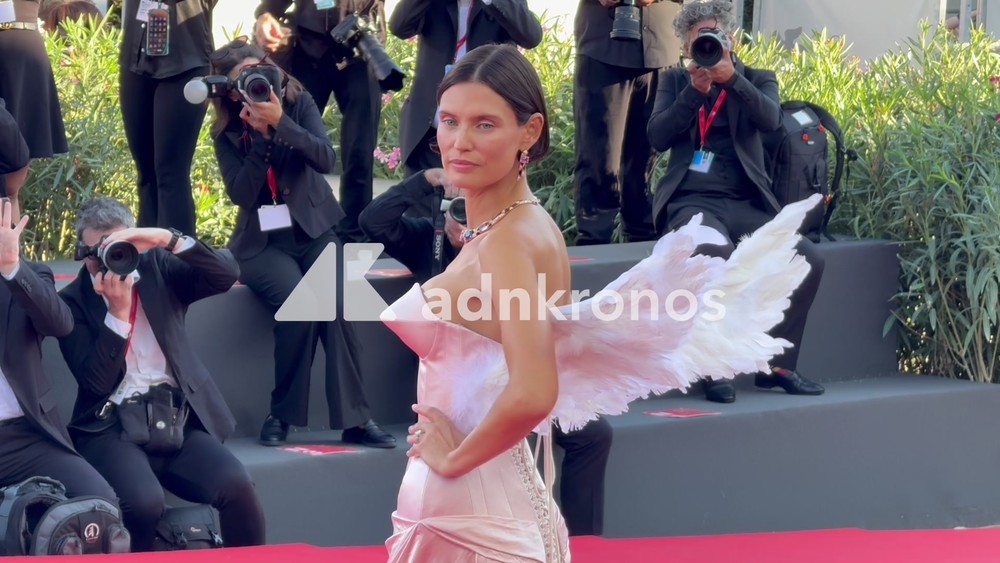 Venezia 83, Bianca Balti un angelo sul red carpet: il look con le ali incanta il Lido