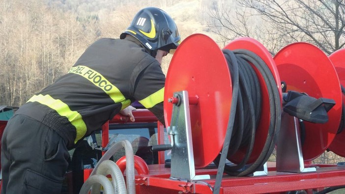 Valdilana, a fuoco catasta di legname (foto di repertorio)