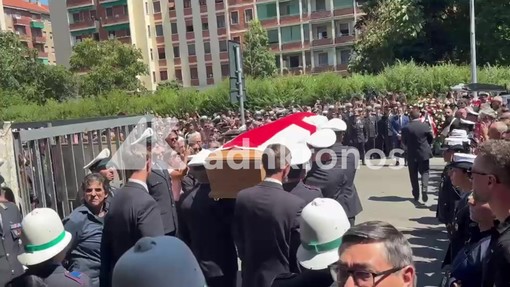 Funerali agente morto durante inseguimento, applausi sulle note di 'Hallelujah' per Francesco Imprezzabile Funerali agente morto durante inseguimento, applausi sulle note di 'Hallelujah' per Francesco Imprezzabile