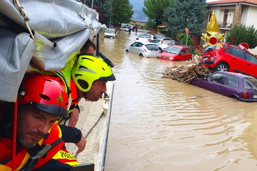 Vigili del Fuoco a Campi Bisenzio per soccorrere gli alluvionati FOTO e VIDEO Vigili del Fuoco a Campi Bisenzio per soccorrere gli alluvionati FOTO e VIDEO
