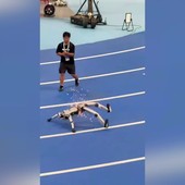 Robot in tilt in Cina, i video di due malfunzionamenti durante la Conferenza mondiale di Pechino