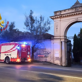 Dal Nord Ovest – Si lancia con il paracadute e atterra dentro il cimitero, soccorsi in azione