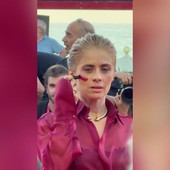 Venezia 83, Greta Scarano sul red carpet con il segno rosso contro la violenza sulle donne