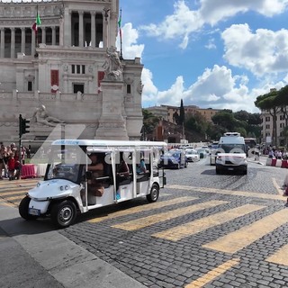 Far west golf car, viaggio nel centro di Roma tra irregolarità e guadagni stellari