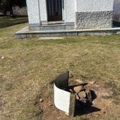 Vandali in alta Valsessera, distrutti i cartelli informativi della chiesetta alpina dell’Alpe Noveis per accendere un braciere (foto di ANA Valsesiana)