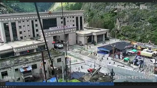 Nepal-Tibet, la frana travolge il confine: valanga di rocce e acqua spazza via tutto
