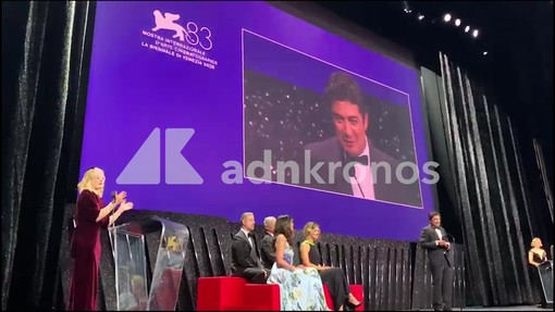 Venezia 83, Scamarcio: "Dedico questo premio a tutti i papà del mondo e anche al mio" Venezia 83, Scamarcio: "Dedico questo premio a tutti i papà del mondo e anche al mio"