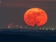 La Luna Rossa che attraversa lo skyline di Milano è nata sulle alture di Nebbiuno FOTO Valerio Minato