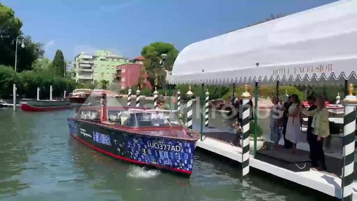 Venezia 83, l'arrivo in motoscafo della conduttrice della Mostra Greta Scarano