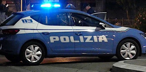 Vercelli, notte di tensione in centro: arrestato un 26enne per aggressione agli agenti