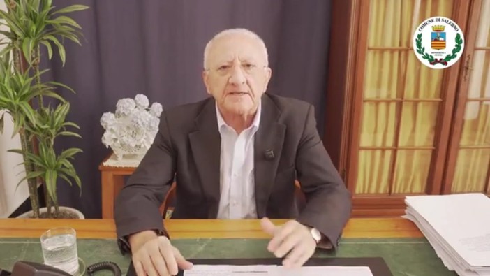 Lo sfogo di Vincenzo De Luca contro chi abbandona i rifiuti: "C'è sempre qualche imbecille"