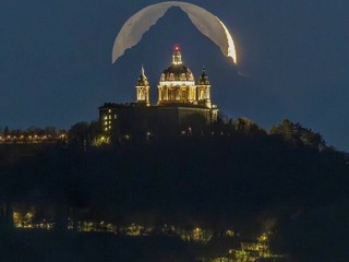 La Luna Rossa che attraversa lo skyline di Milano è nata sulle alture di Nebbiuno FOTO Valerio Minato