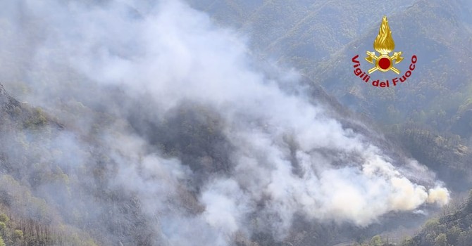Incendio in Val Mastallone: vento ostacola le operazioni di spegnimento