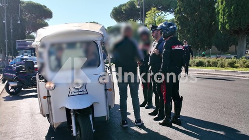 Roma invasa dalle golf car, valanga di multe e patenti ritirate dopo i blitz dei carabinieri