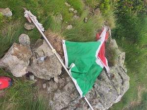 A terra Tricolore italiano e targa spezzata sulla Rocca d'Argimonia, si sospetta l'atto vandalico FOTO