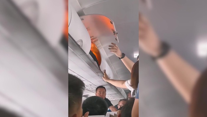 Batteria portatile prende fuoco su un aereo cinese, panico a bordo
