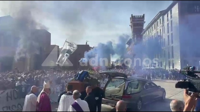 Funerali Mazzola, l'uscita del feretro dalla basilica di Sant'Ambrogio: l'ultimo coro dei tifosi dell'Inter