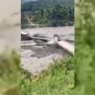 Alluvione in Nepal, la forza dell'acqua abbatte un ponte e spazza via le case
