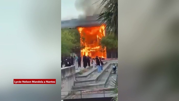 Proteste degli studenti in Francia, le immagini dei licei in fiamme