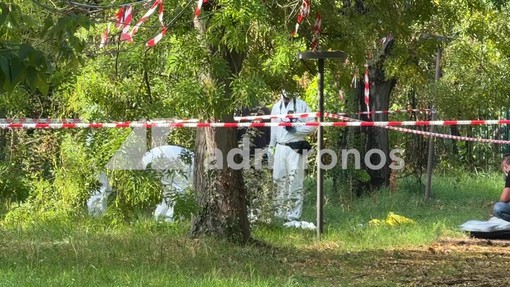 Roma, trovato cadavere in un parco a Tor Sapienza: in corso i rilievi della scientifica Roma, trovato cadavere in un parco a Tor Sapienza: in corso i rilievi della scientifica