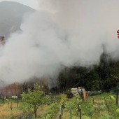 Rustico in fiamme, a Pray i Vigili del Fuoco evitano il peggio
