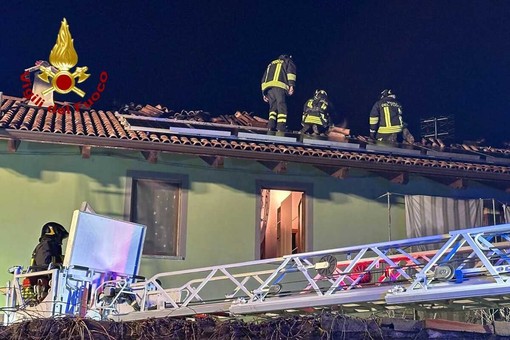 Dal Nord Ovest – A fuoco tetto di una casa, scongiurato il peggio FOTO Dal Nord Ovest – A fuoco tetto di una casa, scongiurato il peggio FOTO