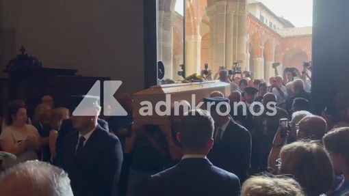 Don Mazzi, a Milano l'arrivo del feretro fra gli applausi commossi