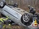 Auto si ribalta fuori strada, soccorso un uomo