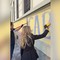 Milano, Salvini e Sardone cancellano scritte contro forze dell'ordine sul muro di una scuola