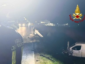 Scontro frontale tra due auto a Cavagnolo, una si ribalta fuori strada