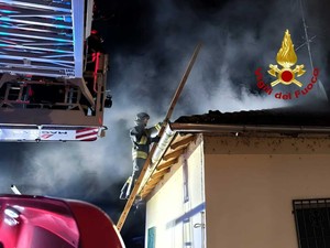 Incendio di un tetto nel vicino Vercellese, i Vigili del Fuoco evitano il peggio